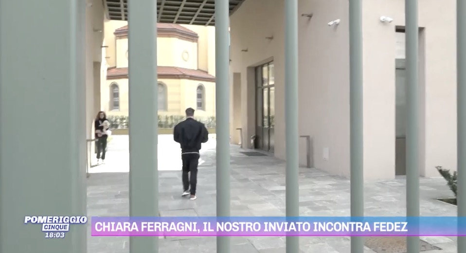 Fedez risponde infastidito all’inviato di Pomeriggio Cinque