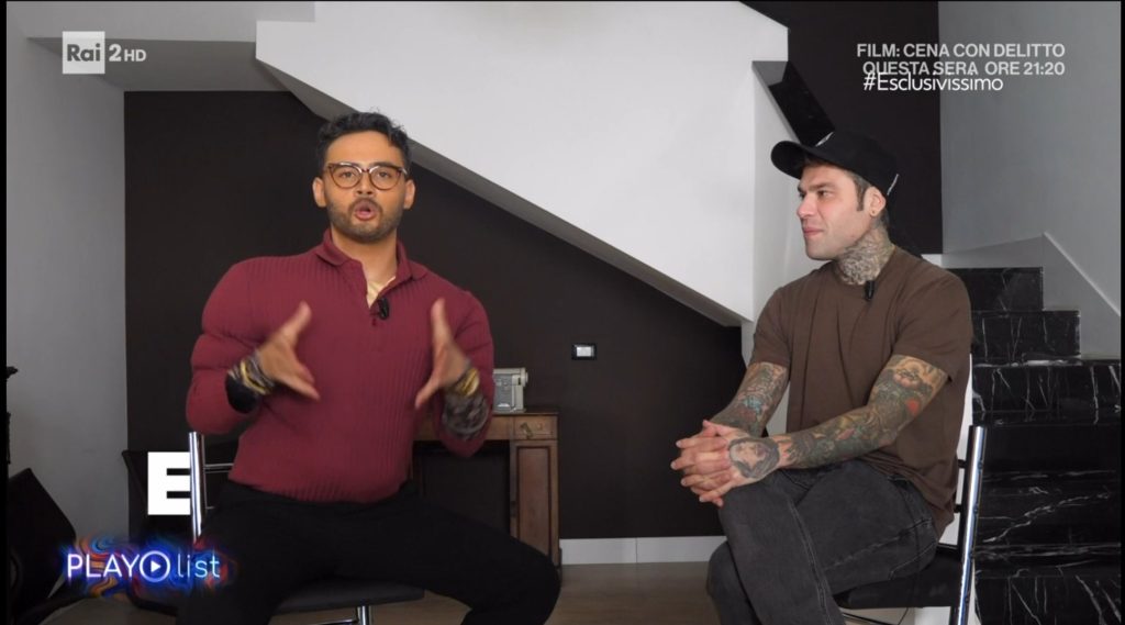 Fedez intervistato dal finto Corona: “Nel momento di difficoltà di Chiara, ti sei preso cura di te”