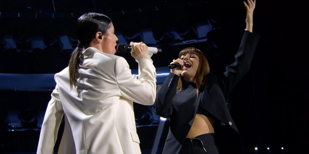 Sanremo 2025, quarta serata in diretta. Benigni: “Elon Musk ci guarda e vota per Giorgia”