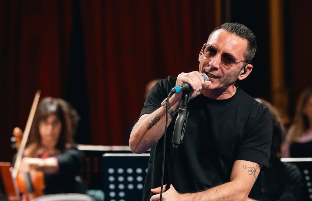 Le scale di Sanremo ‘colpiscono’ anche Kekko dei Modà