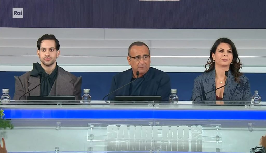 Sanremo 2025, conferenza stampa quarta serata in diretta. Geppi Cucciari: “Saluto Giorgia Meloni col braccio di Elodie”