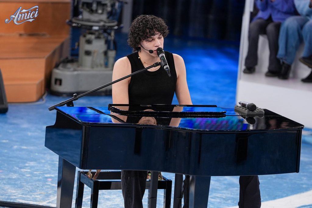 Nicolò rinuncia alla maglia del Serale di Amici