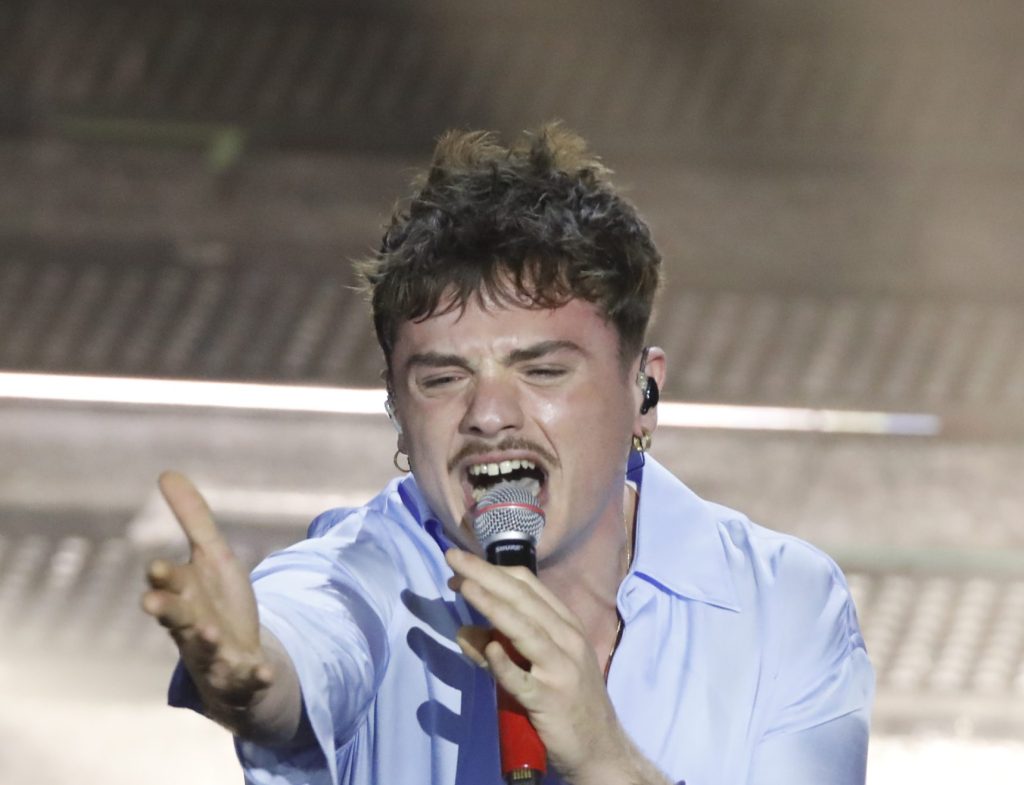 Stasera c’è Cattelan… su Rai2 torna con Olly