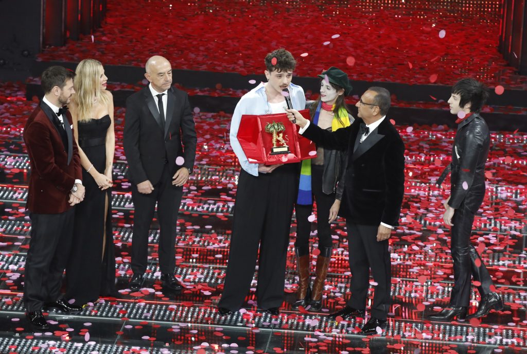 Discografici contro il Comune di Sanremo: “Senza di noi sul palco ci sarebbero giusto i fiori”