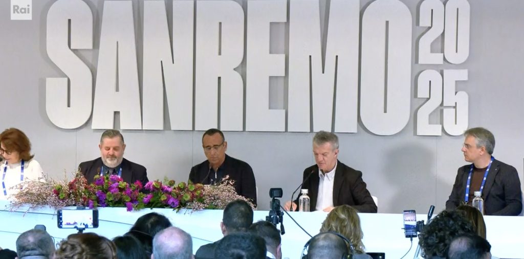 Sanremo 2025, conferenza stampa terza serata in diretta. Carlo Conti incalzato sulle intercettazioni di Fedez: “Non faccio il giudice”