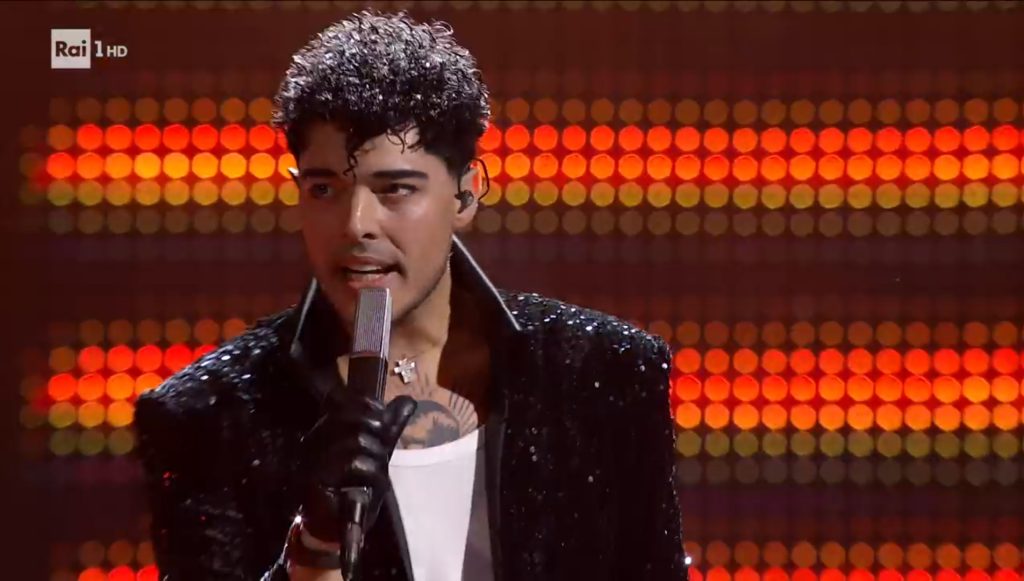 Perché Stash canta con un microfono diverso?