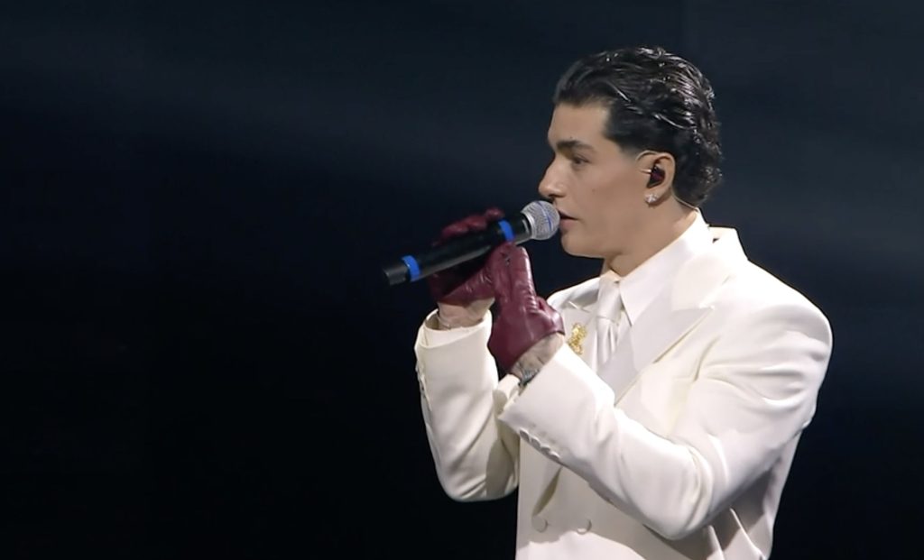 Tony Effe canta Damme ‘na mano a Sanremo 2025