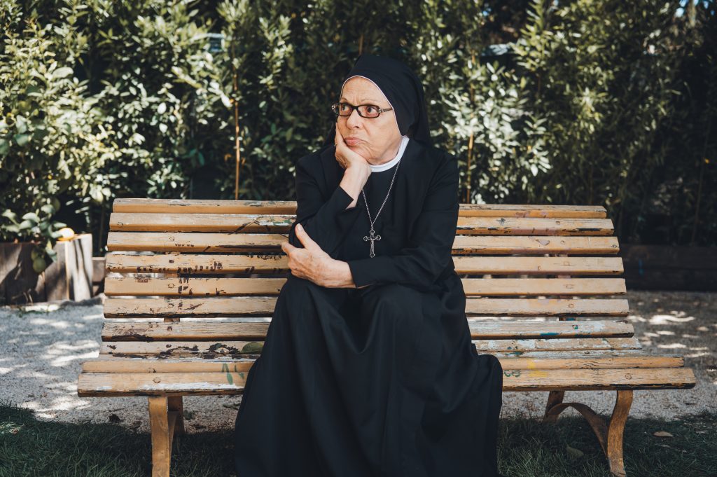 Suor Costanza va da Don Matteo