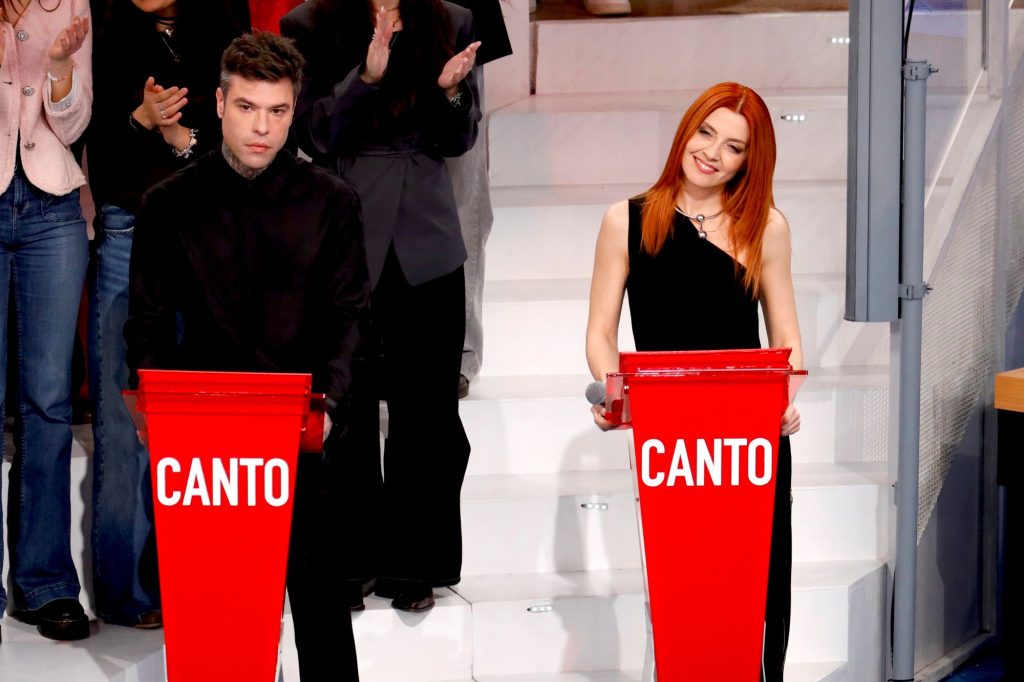 Amici, anticipazioni puntata di domenica 9 marzo 2025: Fedez e Noemi giudici