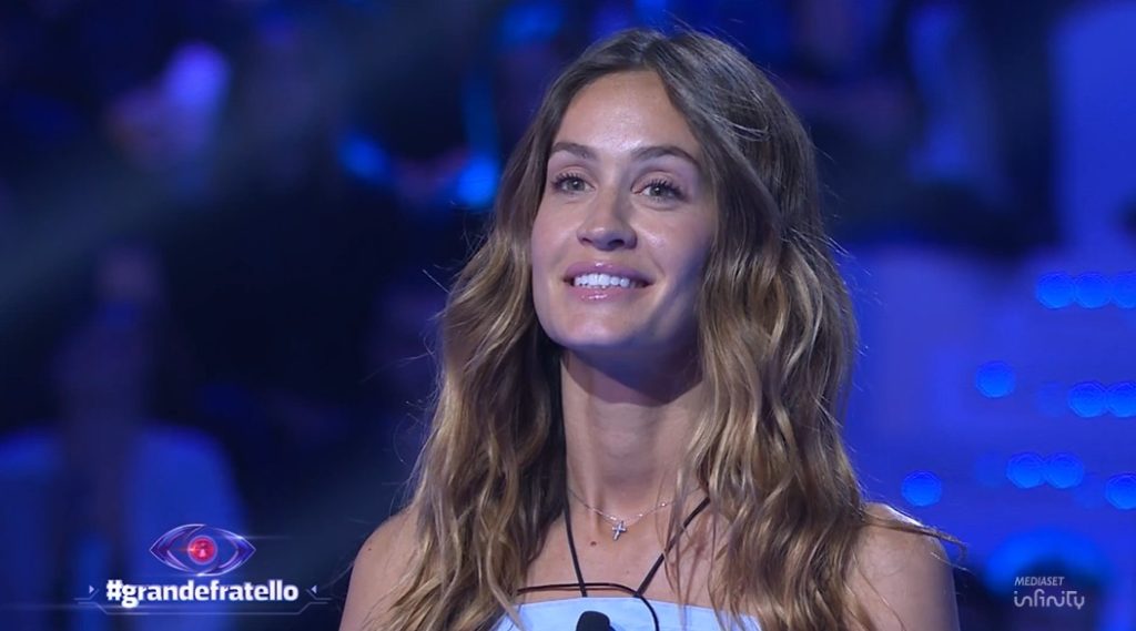 Grande Fratello 18, semifinale in diretta: Helena finalista. Fuori Shaila, Javier e Giglio