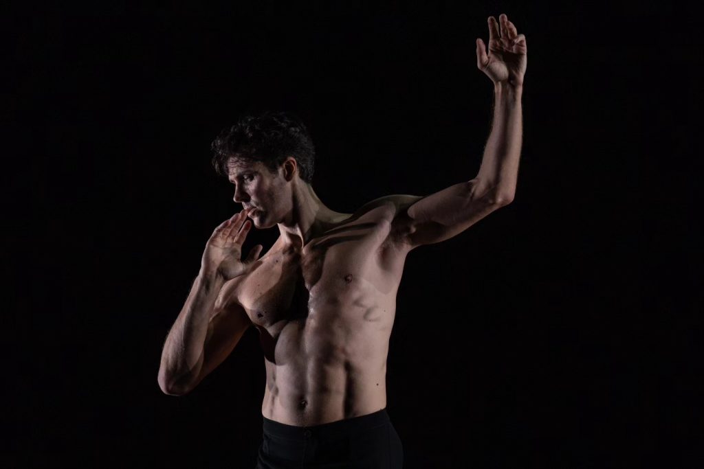 Viva la Danza, Roberto Bolle balla a notte fonda tra i dipinti di Caravaggio