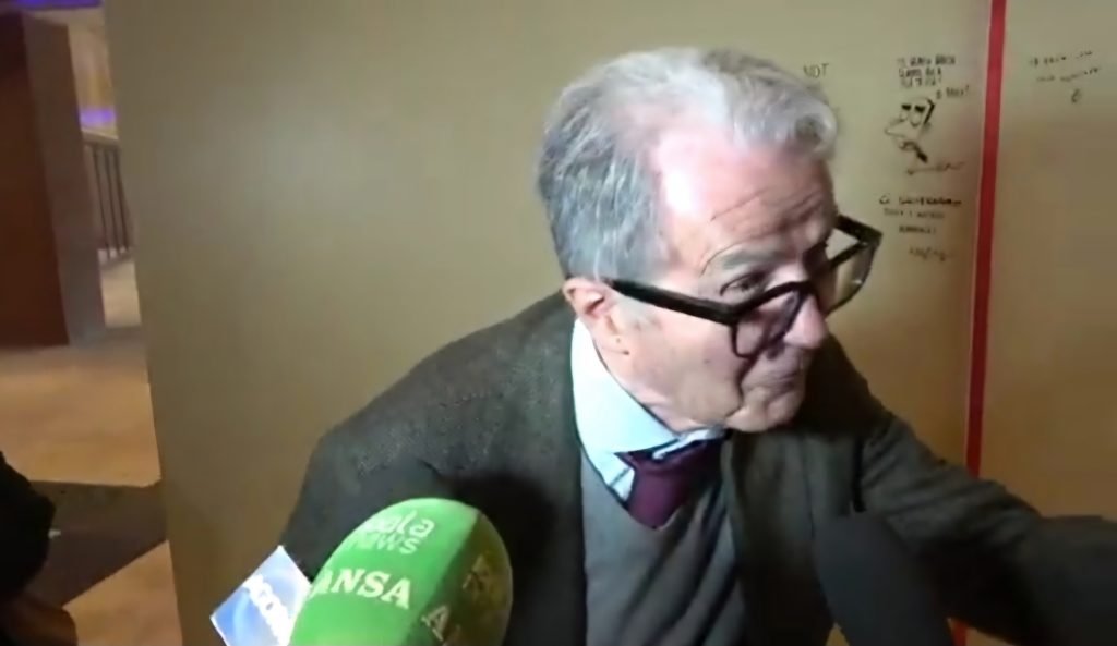 Romano Prodi tira i capelli alla giornalista Lavinia Orefici