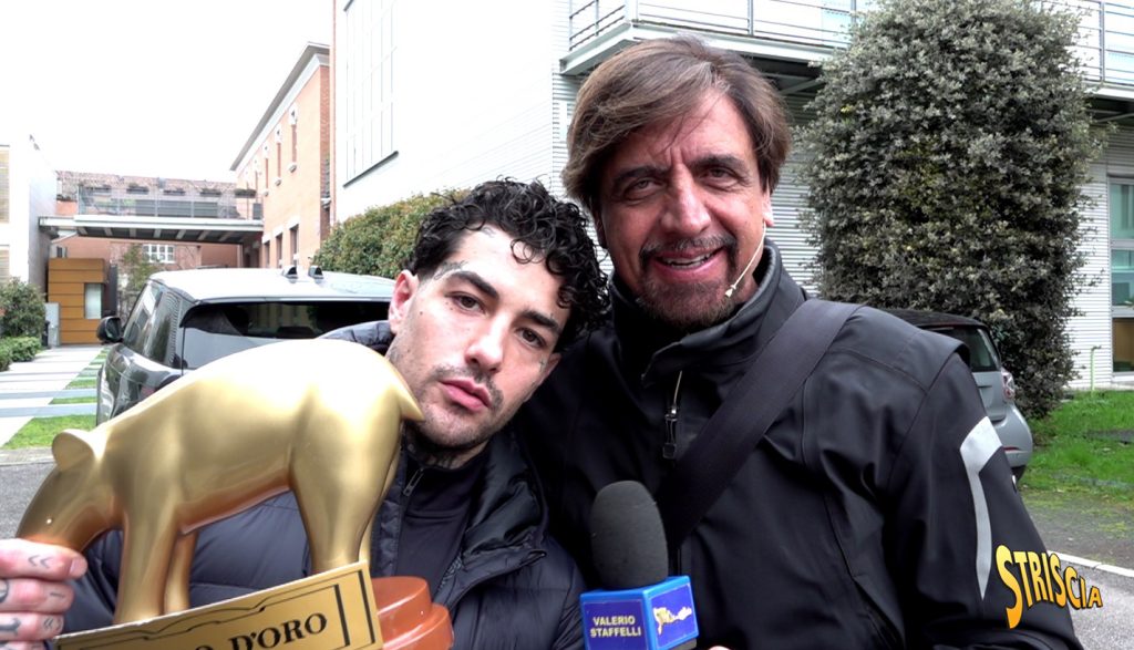 Tapiro d’oro a Tony Effe che risponde a Scanu: “Io lavoro tutti i giorni a differenza di Valerio”