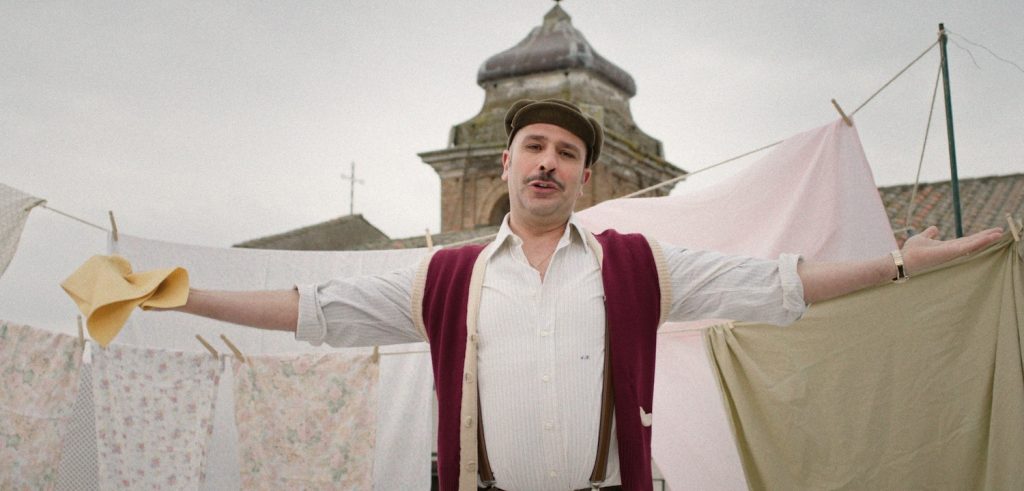 Checco Zalone canta L’Ultimo Giorno di Patriarcato