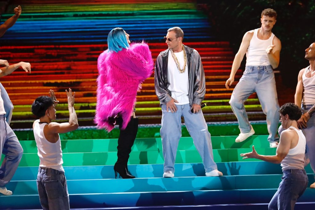 Oh mamma mia! Amadeus imita Guè ad Amici