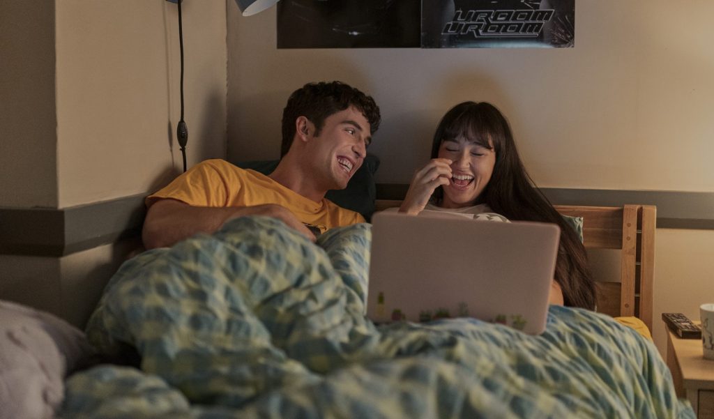 Benito Skinner e Wally Baram in Overcompensating