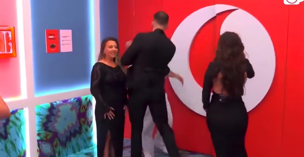 Sonoro pugno in faccia ad un concorrente. Arresto in diretta al GF Vip albanese