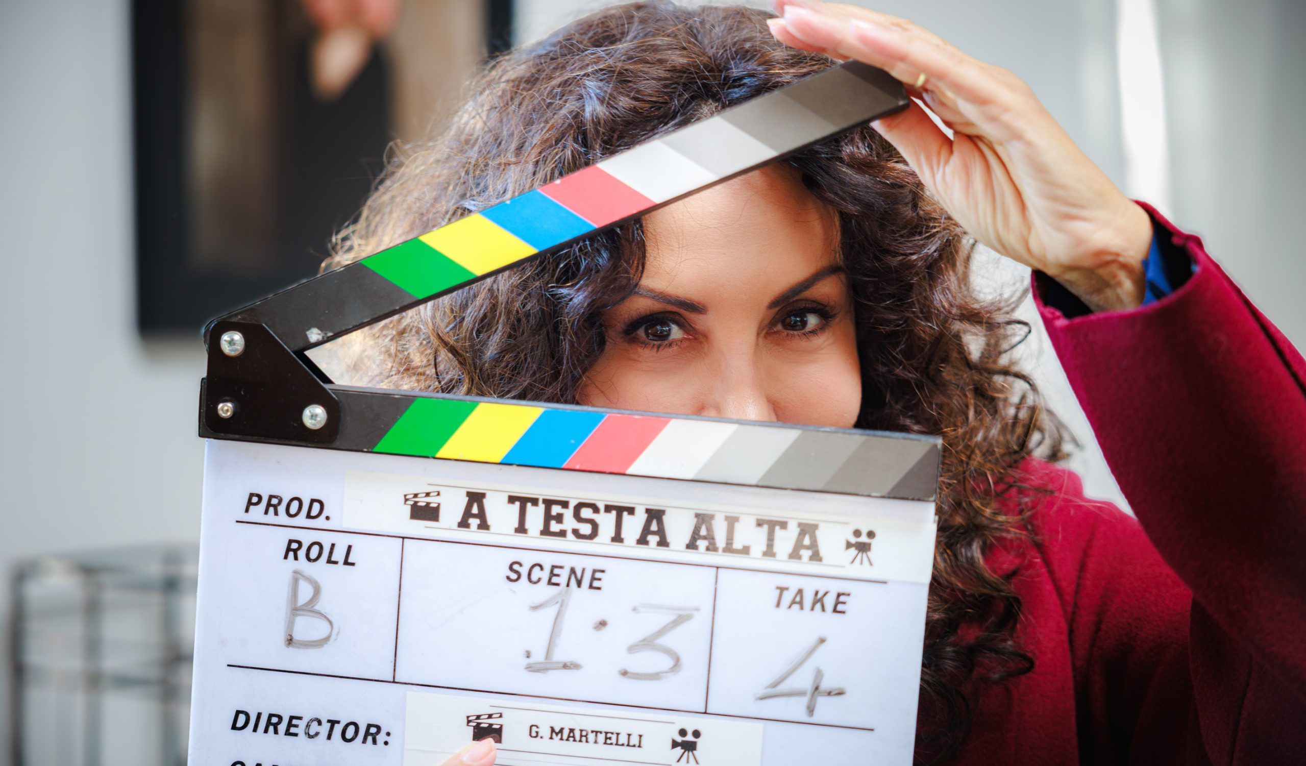 Sabrina Ferilli con il ciak di A Testa Alta