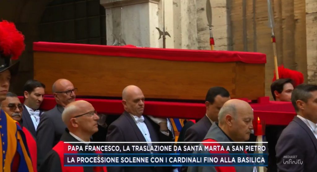 Papa Francesco, la traslazione da Santa Marta a San Pietro