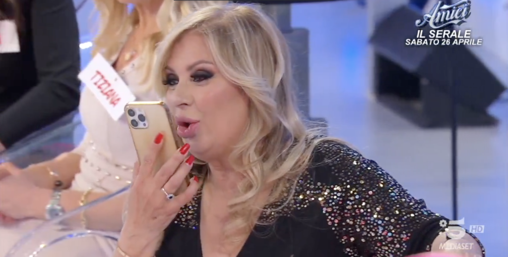 Uomini e Donne, Tina offre la torta di Giuseppe al pubblico