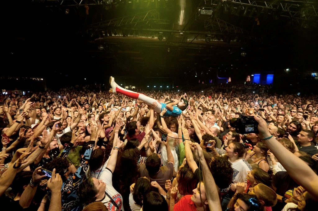 ESC 2025 al via con la prima semifinale. C’è anche Lucio Corsi, omaggio a Celine Dion