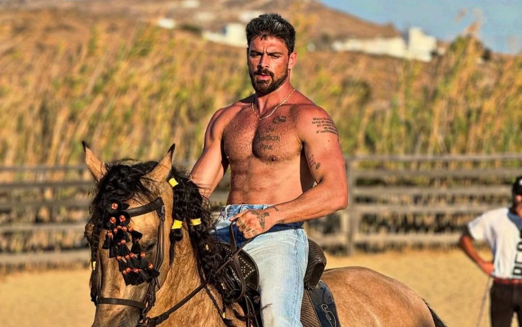 Michele Morrone in The Gentlemen 2 con Sergio Castellitto e Benedetta Porcaroli