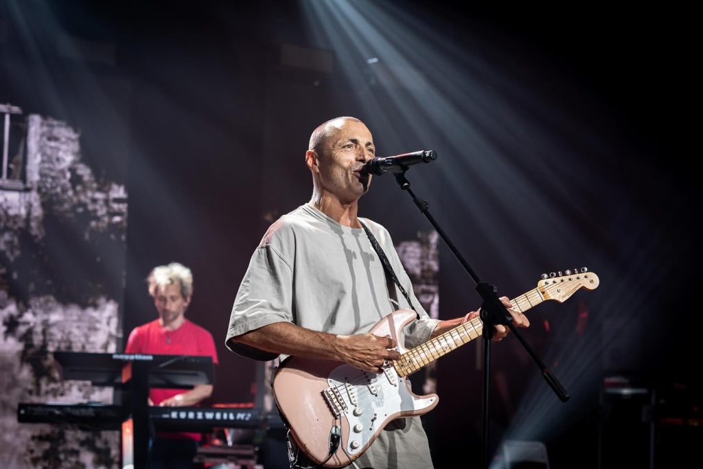 Alex Britti attacca Sanremo: “E’ sempre più a circuito chiuso per pochi manager”