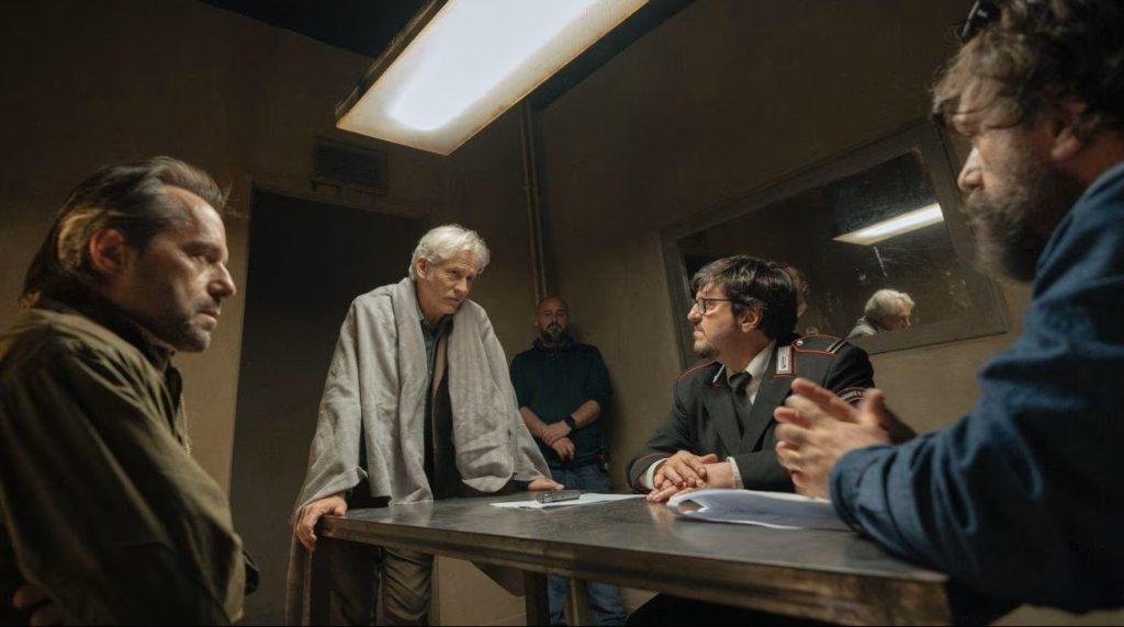 Estranei, la serie di Rai 2 che riporta in tv Giulio Scarpati