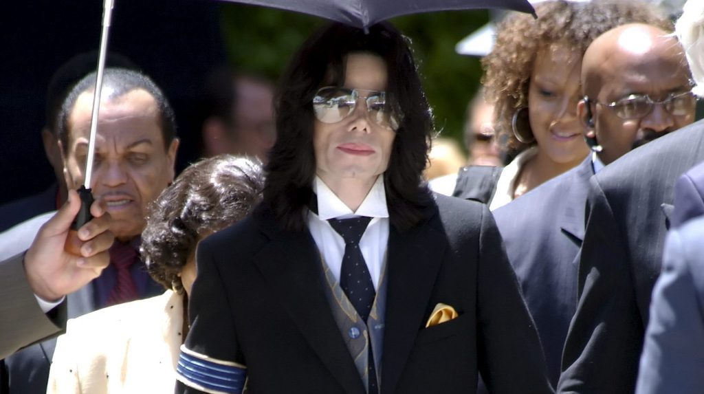 Processo a Michael Jackson a sedici anni dalla sua morte