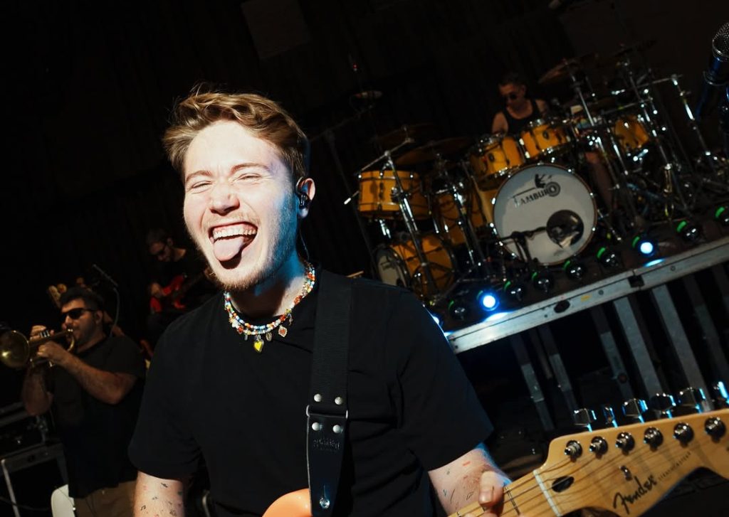 Classifica FIMI, Alfa riconquista la vetta dei singoli con ‘A me mi piace’