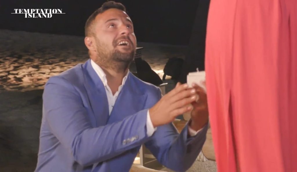 Temptation Island, la proposta di matrimonio di Antonio a Valentina