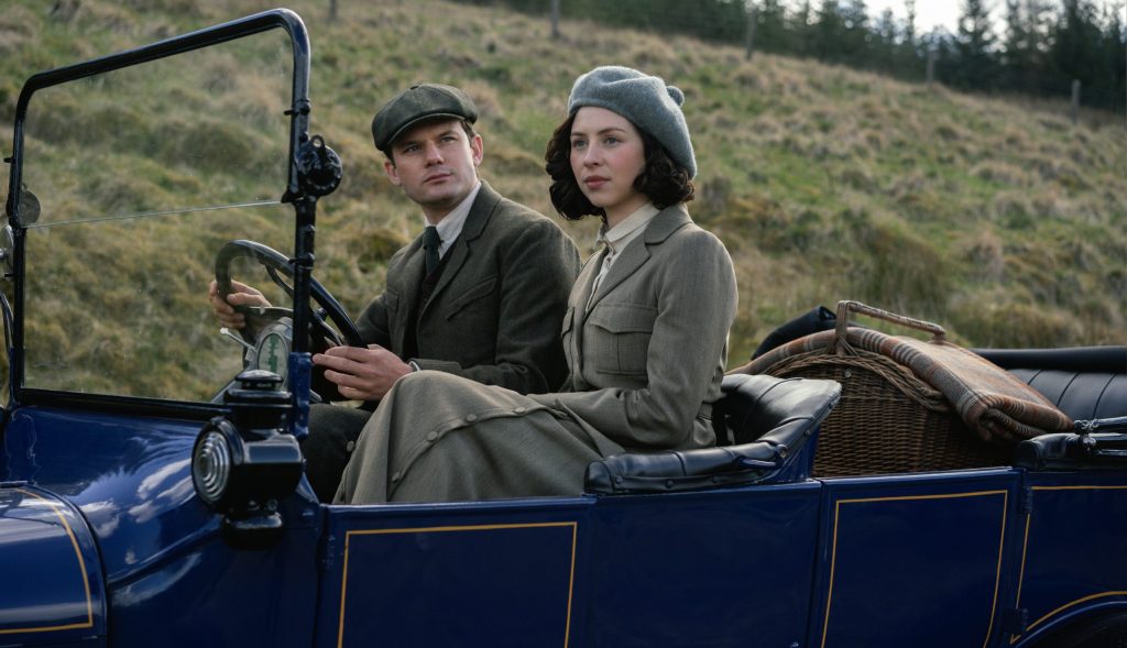 Jeremy Irvine e Hermione Corfield in Outlander: Blood of my Blood
