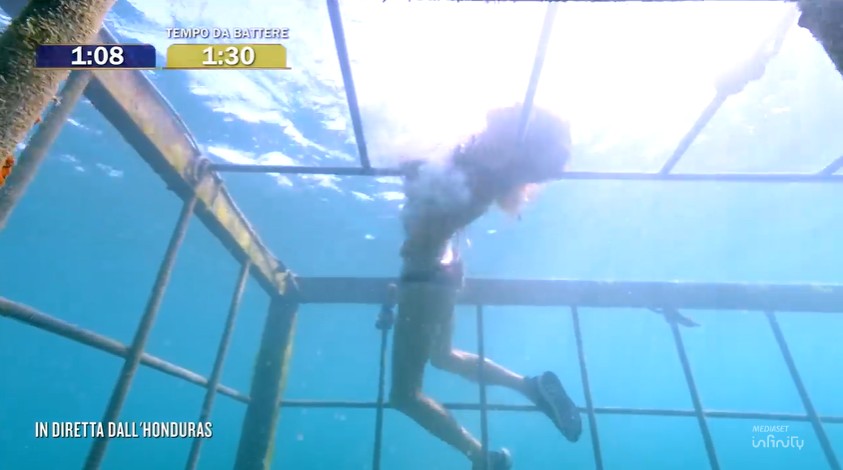 Panico all’Isola: Loredana Cannata incastrata sott’acqua