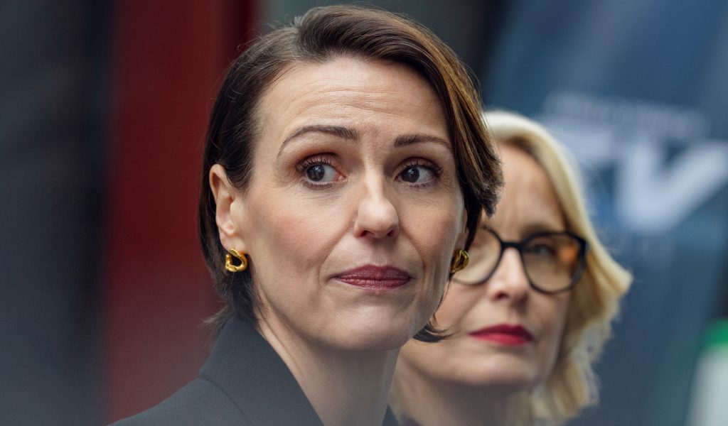 Suranne Jones e Julie Delpy in Hostage