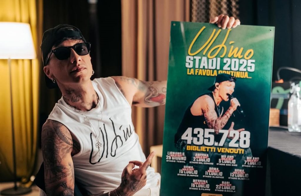 Classifica FIMI, Ultimo in testa negli album