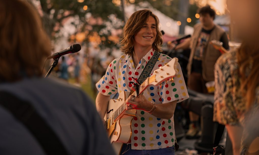 Axel Ellis in The Runarounds