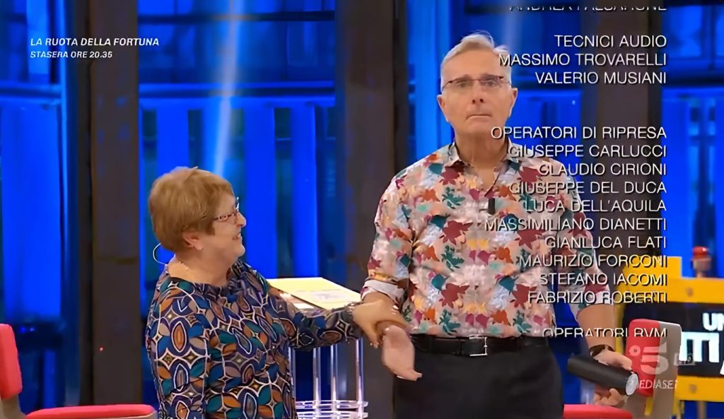 Avanti un Altro, la ‘valletta’ lancia De Martino: “Tra poco c’è il TG5 e domani Affari Tuoi”