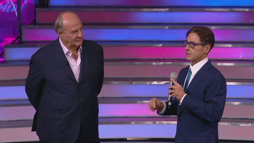 Pier Silvio punge ancora Affari Tuoi: “Di là soldi legati alla fortuna, con La Ruota amore per la lingua italiana”