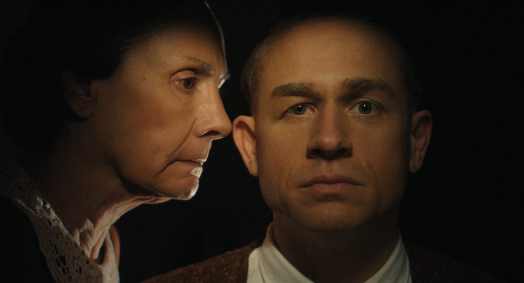 Laurie Metcalf e Charlie Hunnam in Monster: La storia di Ed Gein