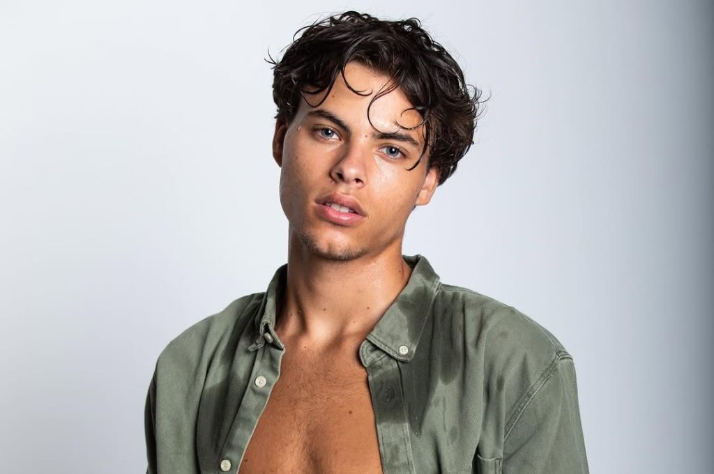 Simone De Bianchi al Grande Fratello 2025. È il figlio di un’altra concorrente