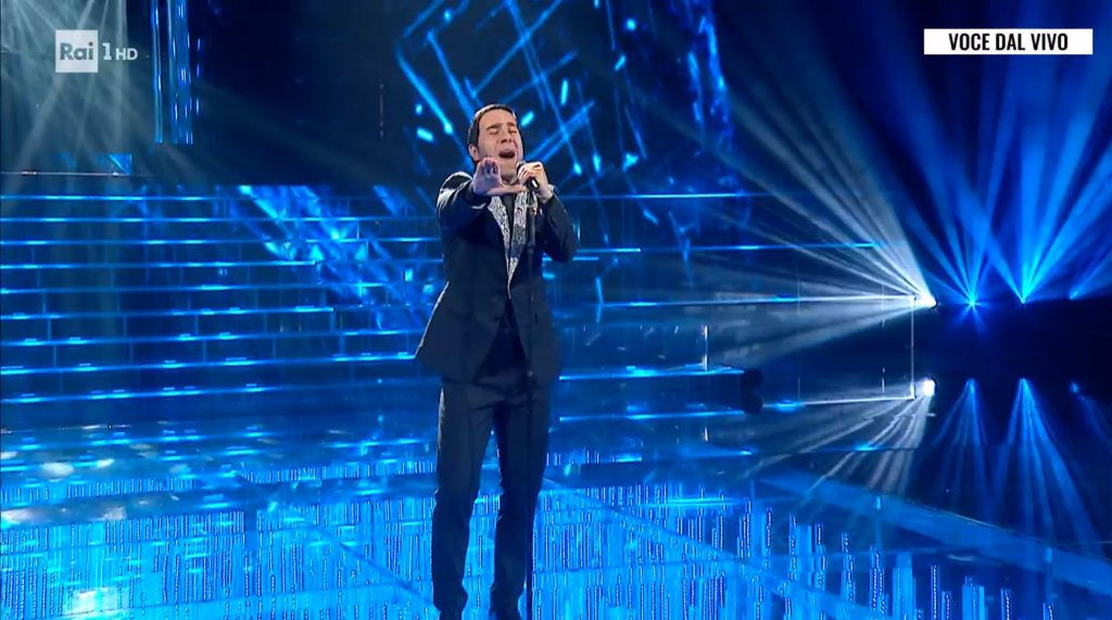 Tale e Quale Show 2025, il Diodato di Samuele Cavallo salva la sesta puntata e vince a pari merito con Insinna-Cirilli