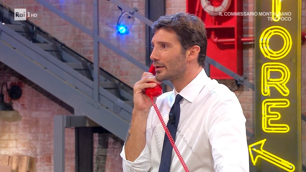 De Martino rincara con il concorrente laureato: “Non può partecipare ma la posso raccomandare per qualche altro gioco”