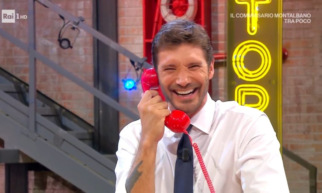 Affari Tuoi, De Martino si fa beffa di Scotti: “Noi qua abilità non ne richiediamo. Laureati? Via!”
