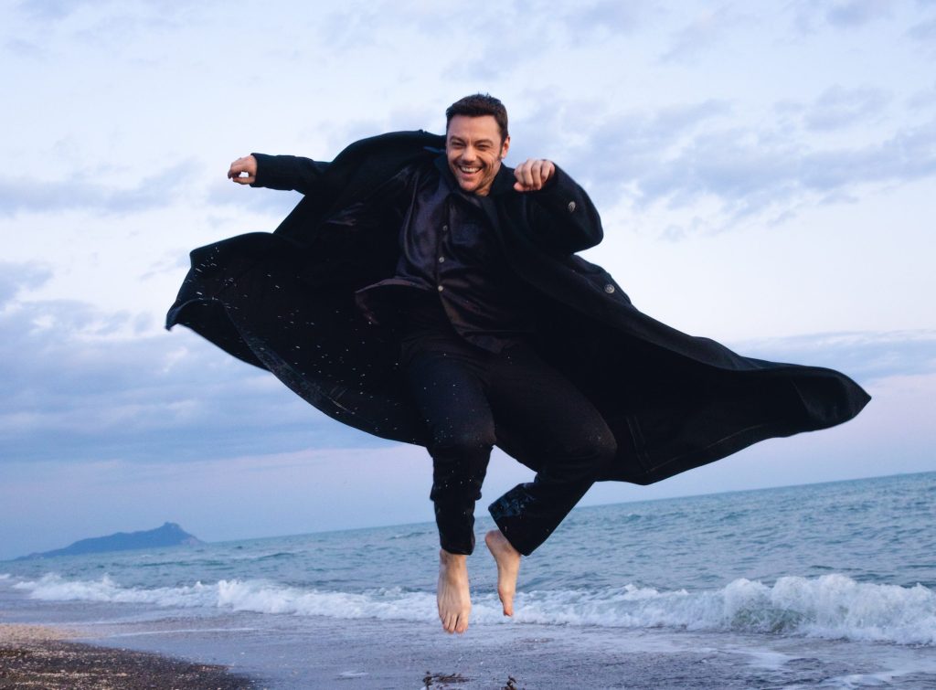 Classifica FIMI dal 24 al 30 ottobre 2025, Tiziano Ferro vola in testa con l’album “Sono un grande”