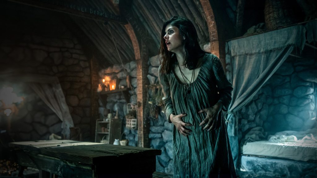 Alexandra Daddario in Le Streghe Mayfair