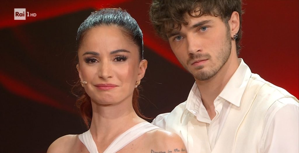 Ballando con le Stelle 2025, ottava puntata: Andrea Delogu torna e vince, fuori Marcella Bella