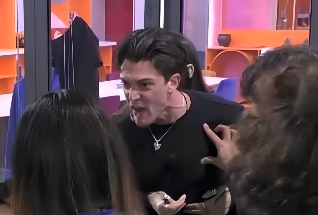 Delirio al GF: Jonas furibondo inveisce contro Omer che si abbassa i pantaloni. Regia costretta a staccare