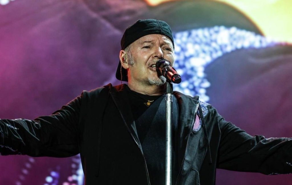 Vasco Rossi in difesa di Laura Pausini: “Ha cantato l’Inno Nazionale in modo impeccabile. Andate tutti a farvi fott*re”