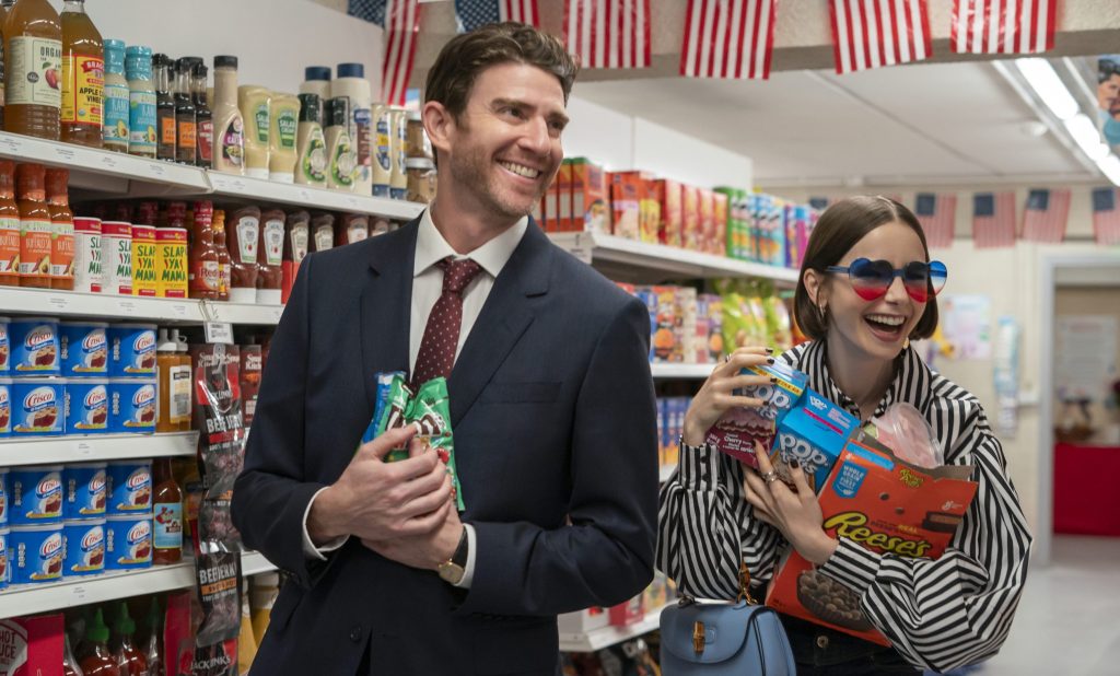 Bryan Greenberg e Lily Collins in Emily in Paris 5
