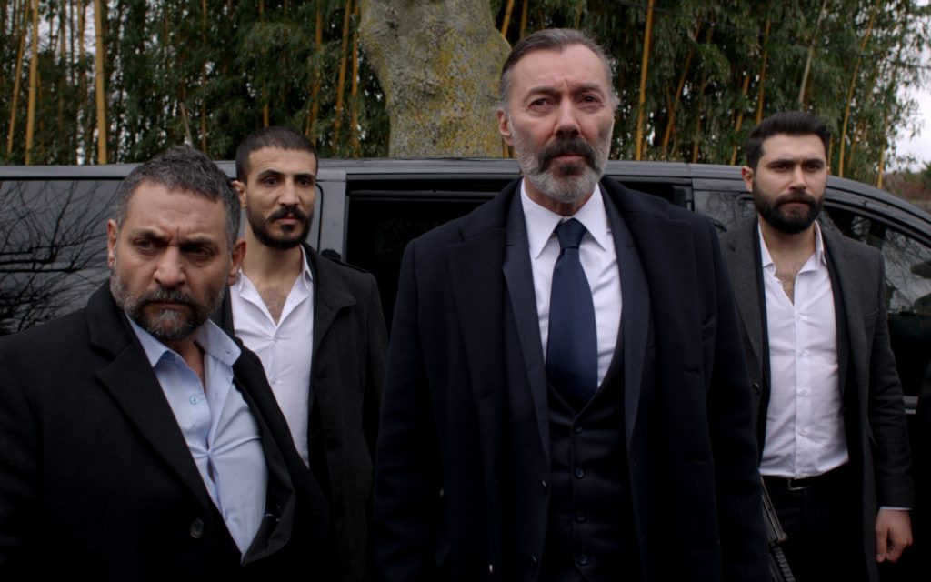 Nezir insieme a Azmi e agli scagnozzi - La Forza di una Donna